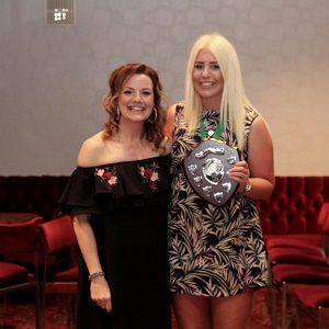 Rachael, 2017 ladies' winner, receiving her trophy from Sue.